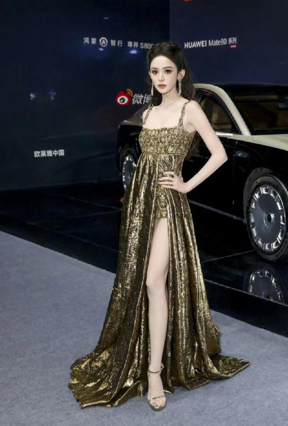 微博之夜，最不想看到的一幕还是发生了，古力娜扎穿着恨天高，下台阶时摔倒了。