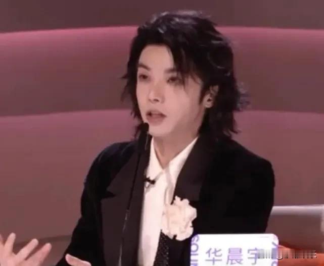 看到华晨宇和殷秀梅老师手挽手下班，我差点笑出声。这画面太“离谱”又太暖了！台