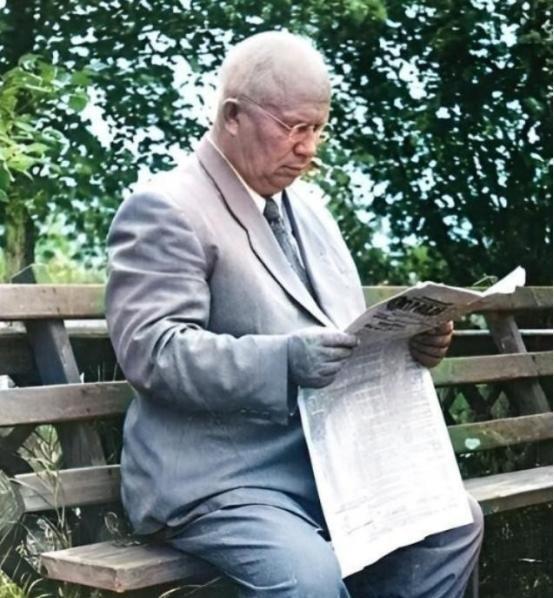 1964年，被迫“退休”后的赫鲁晓夫在莫斯科郊外一所别墅内过起了闲云野鹤的生