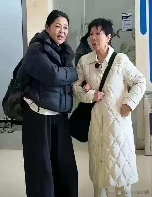 她们的表情不仅僵硬，而且衣品也太一般了，这样的打扮走在商场里，真的没有平常菜市