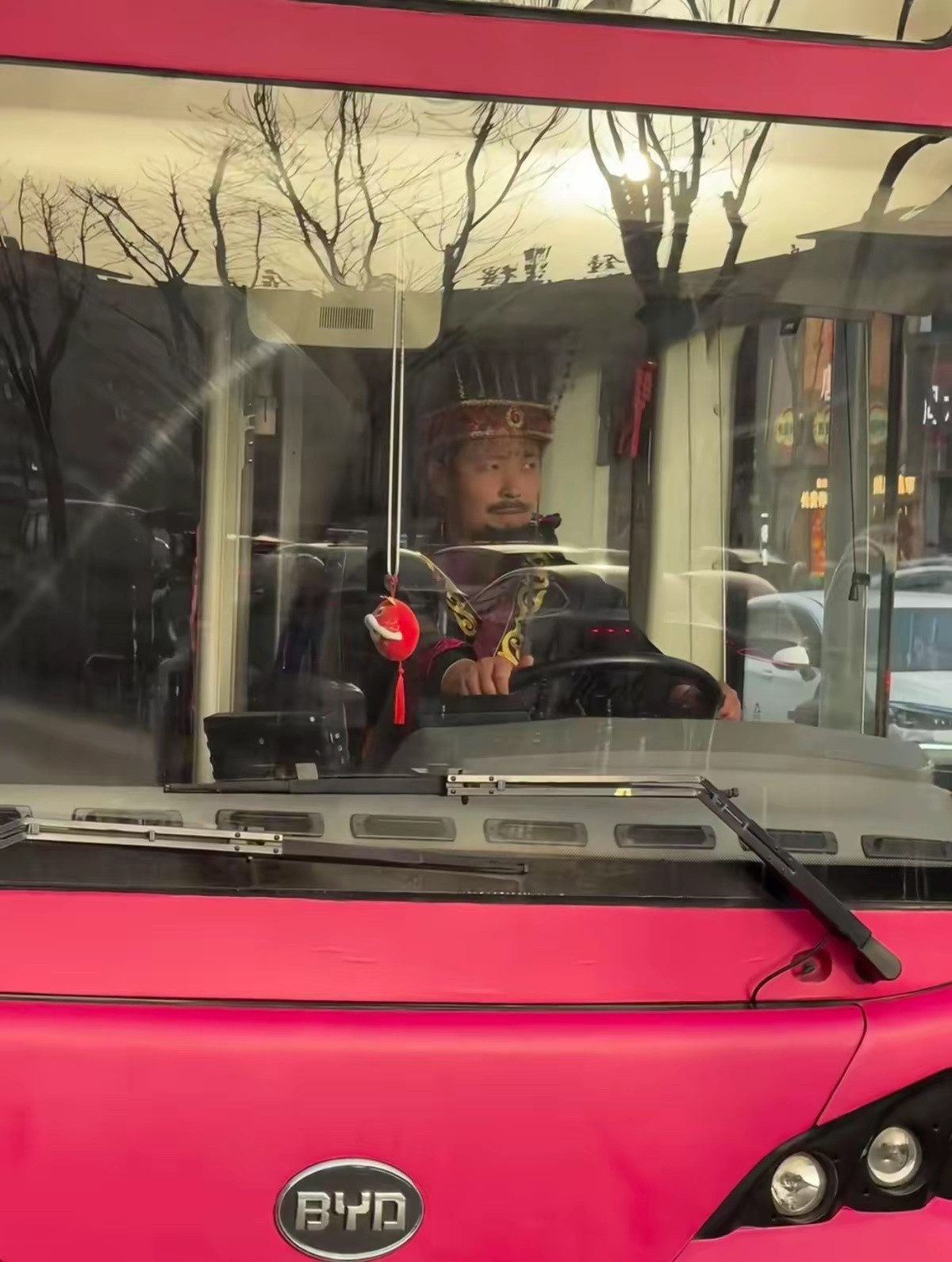 西安街头现比亚迪秦公交车，只看第一张图以为穿越了，西安文旅得加鸡腿，太会整活了！