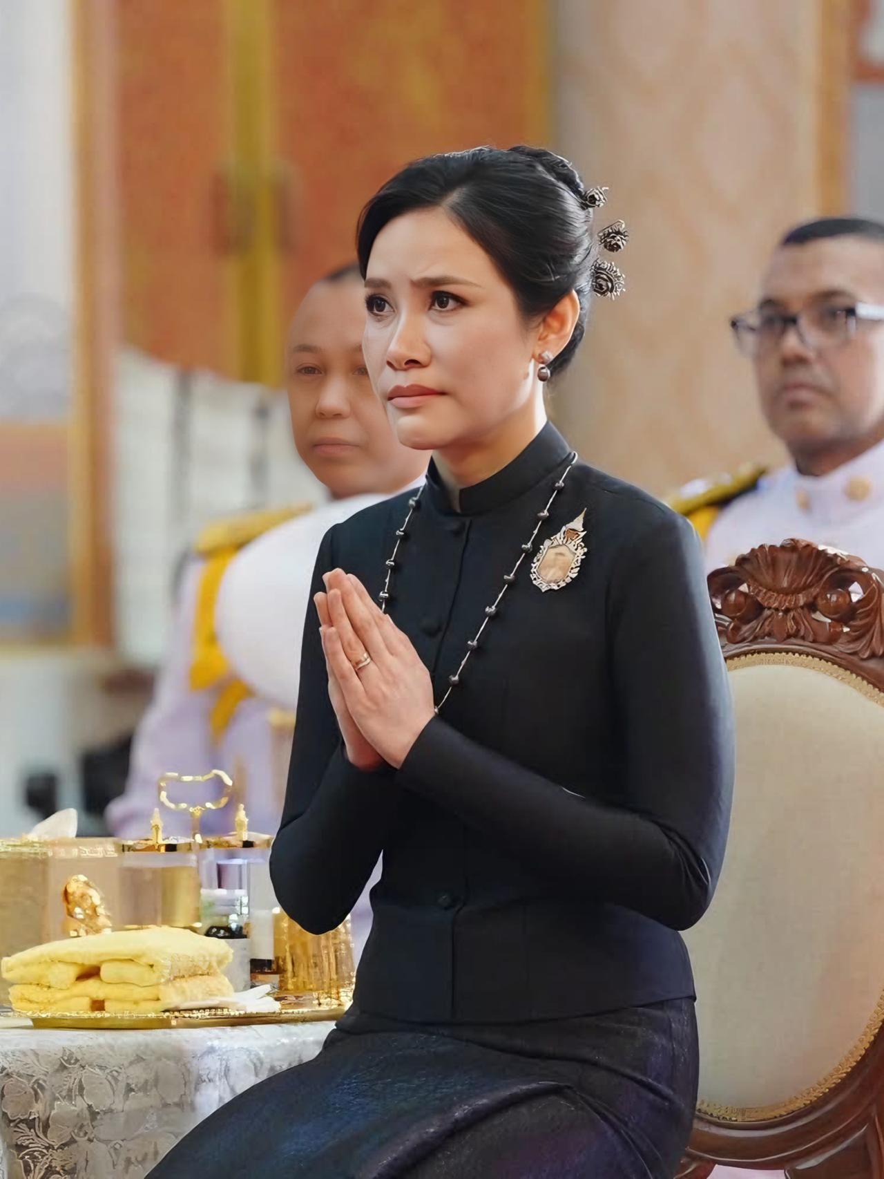 泰王缺席诗妮娜生日宴，只有母亲陪在身边2026年1月26日，诗妮娜贵妃和她母亲