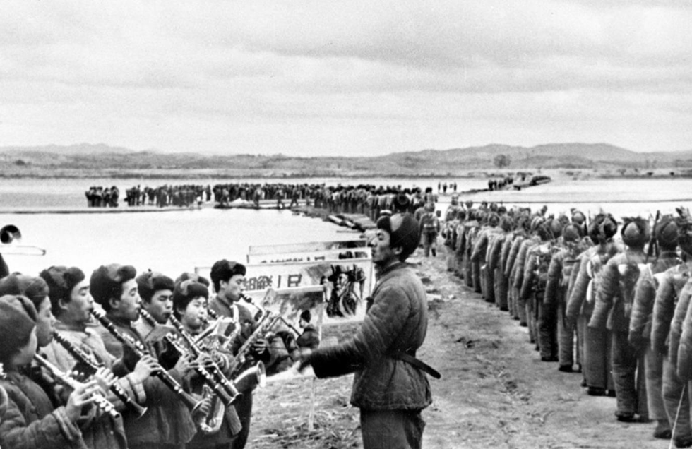 1950年冬，所谓“联合国军”正在向北入侵，敌人的总司令麦克阿瑟接到1份紧急电报