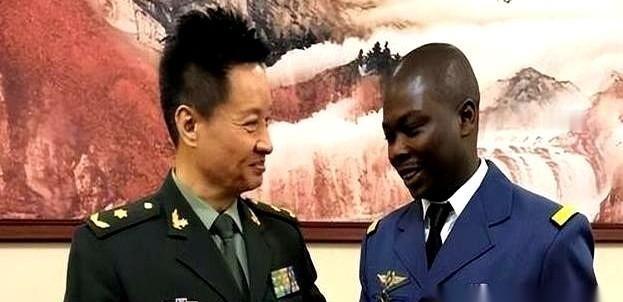 你敢信吗，非洲有个国家叫卢旺达，他们搞了两套班子。一套是正经干活的，专门跟咱们中