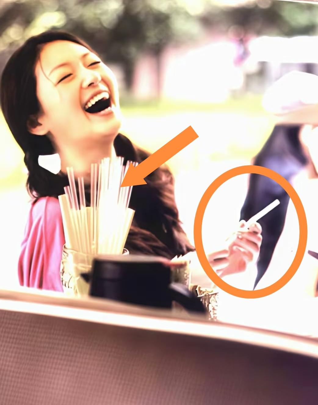 大S年轻的时候，经常仰头大笑，嘴巴张得很开，笑得特别夸张。不知道的人，还以为她抽