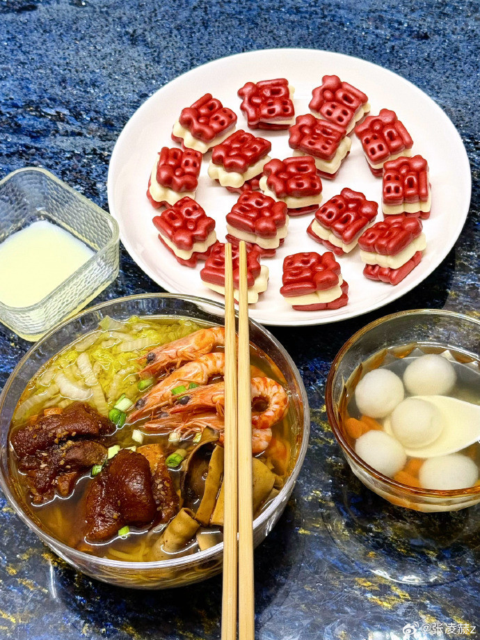 张凌赫元宵节送福张凌赫元宵节营业照来啦~满满一盘的福全都送给我们了，这个凌赫咋