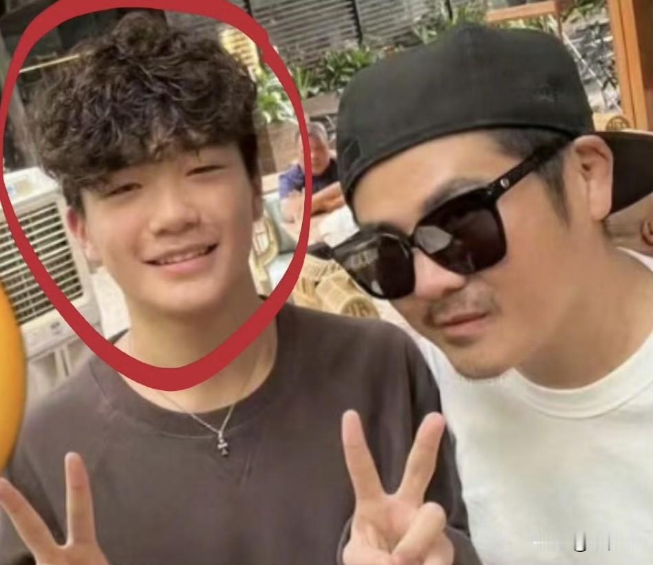 惊‼️歌手曹格17岁儿子高调“秀恩爱”恋爱已满3个月，女友正面照曝光近日，曹格