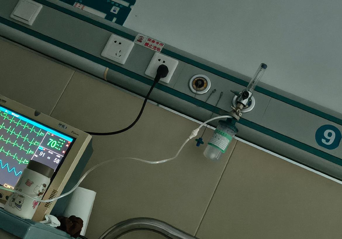 这件事在我心里藏了十几年，每次想起，心口都像压着块石头。那年在医院儿科，隔壁