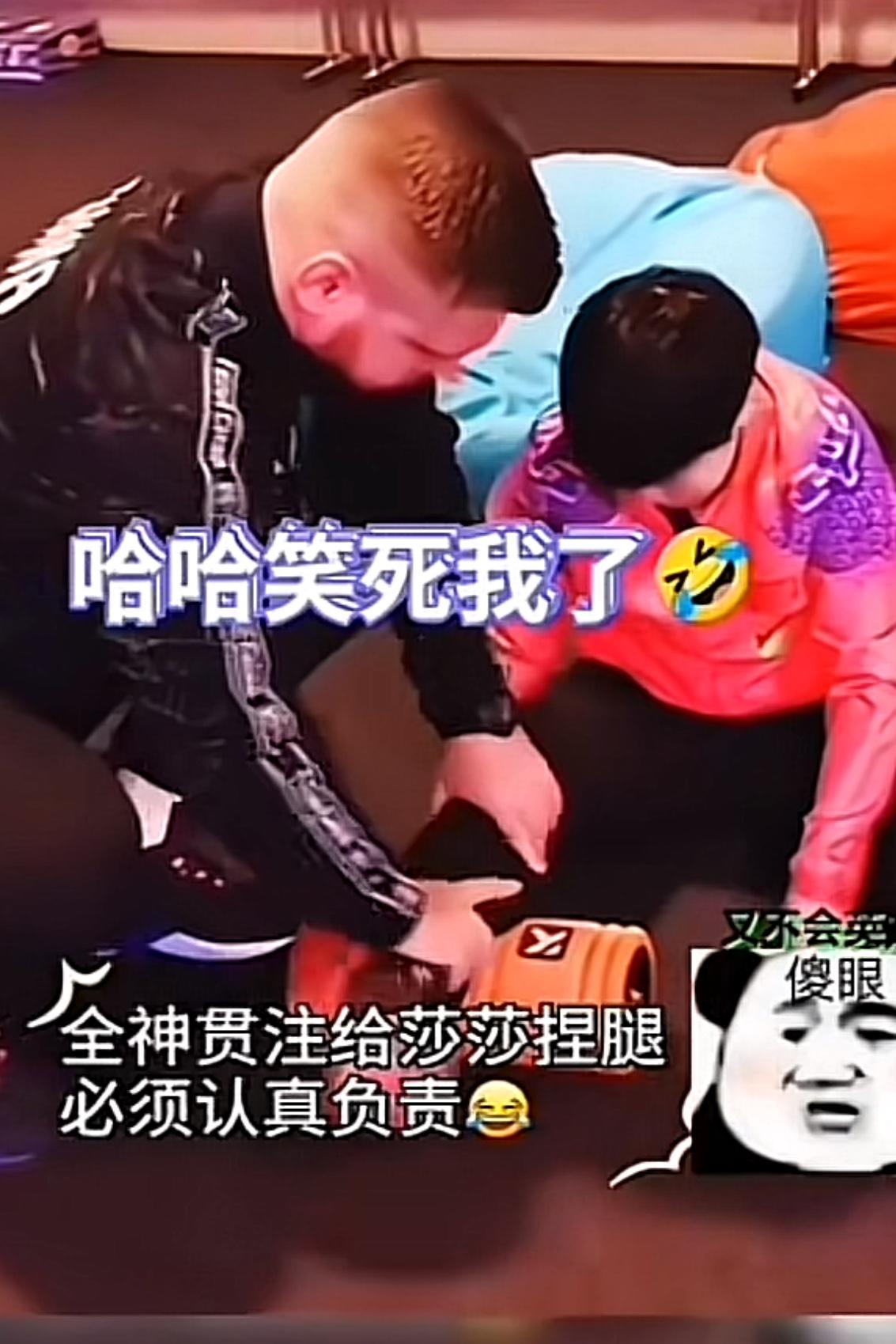 赛场上，莎莎的腿出现了痉挛，这个外国按摩师给莎莎按摩，不知道是激动，还是力道掌握