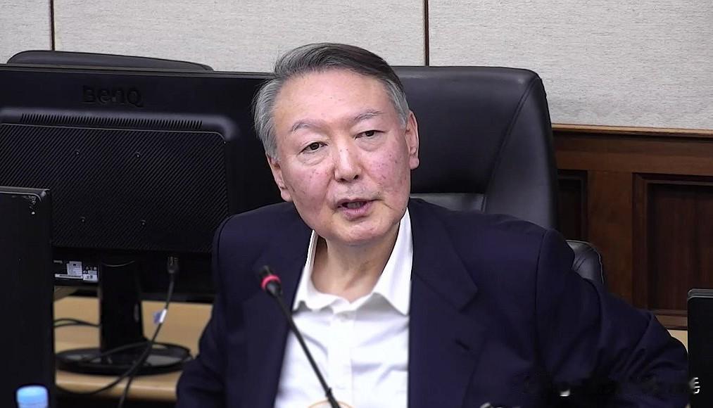 3日韩联社报道，针对法院的羁押裁定，韩国前总统尹锡悦阵营第一时间强硬反击，直指该