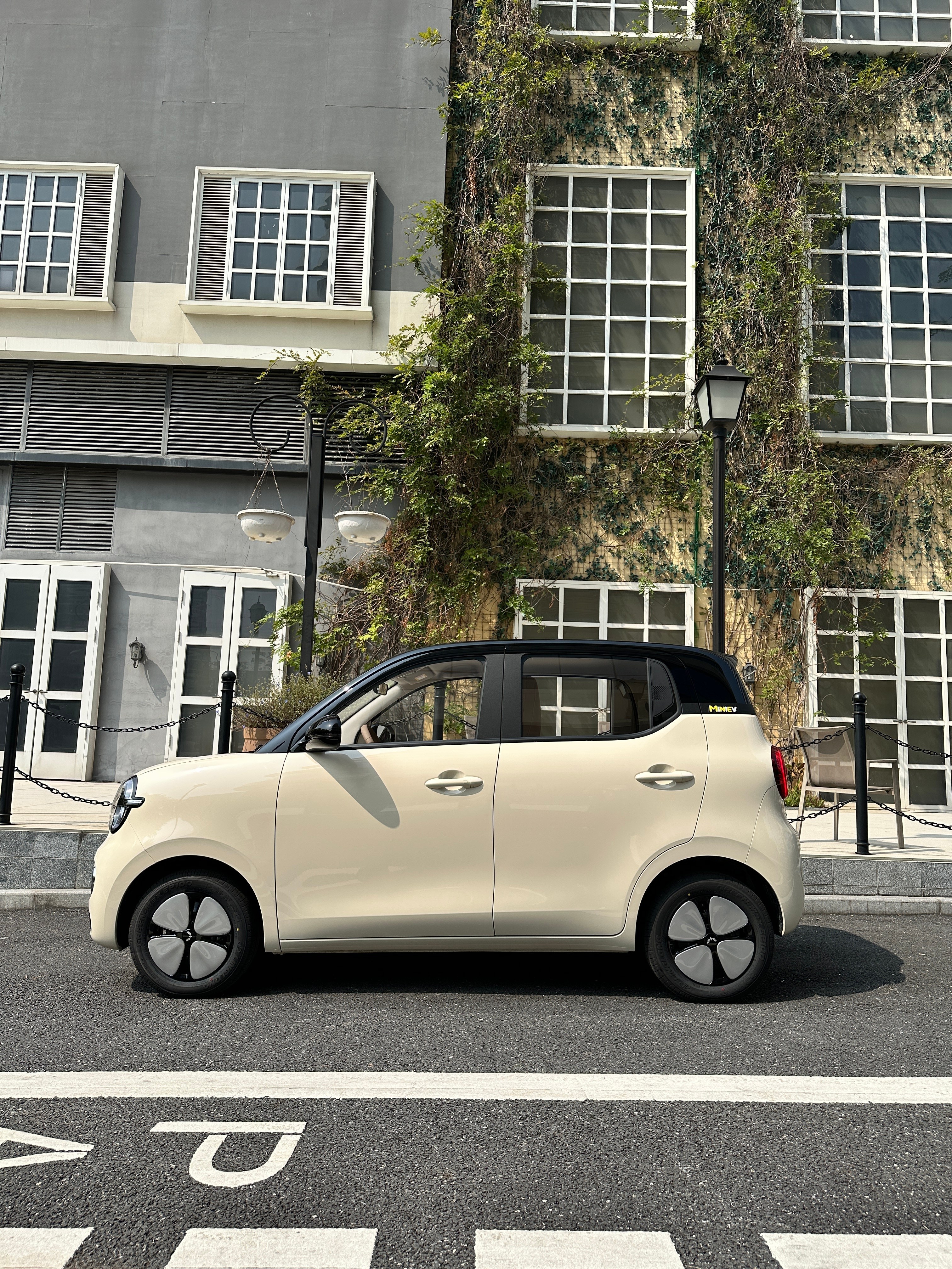 国漫IP奶龙VS宏光MINIEV，跨界联名啦！颜值萌出圈，预售刚开始就已经席卷