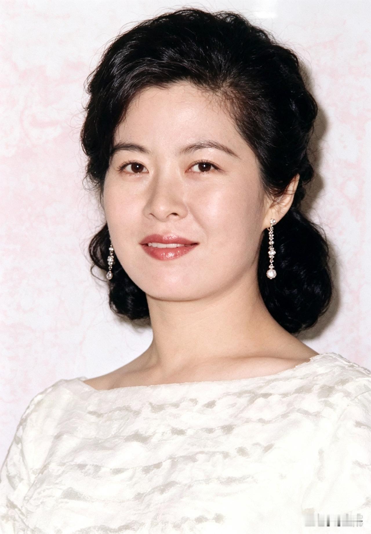 费翔母亲毕丽娜与导演李翰祥是北平艺专时期的老同学，当年毕丽娜不仅人漂亮，画艺很好