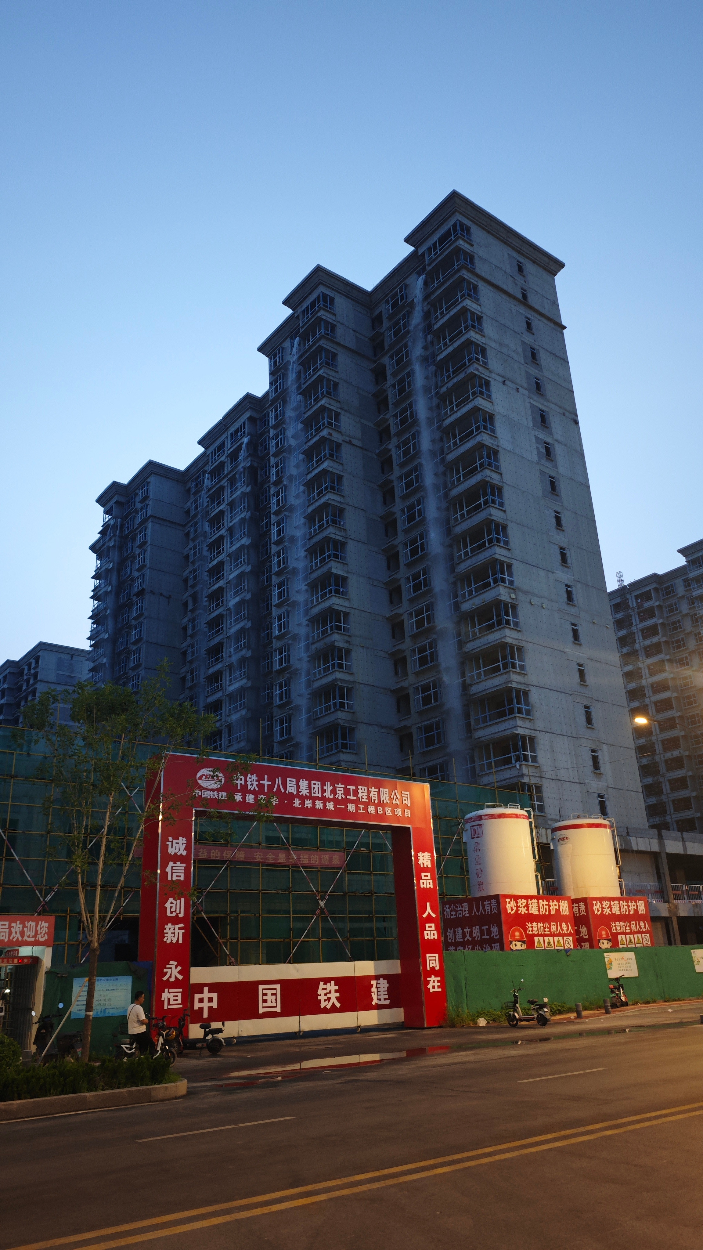 遛弯路上看见了一个非常壮观的瀑布，白哗哗的水从一栋新楼从上至下倾泻而下，这是在做