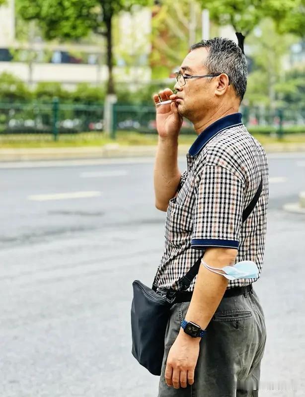 人到中年，必须认真打扮自己。很多人到中年就不再愿意打扮，头发随便扎，衣服随便穿，