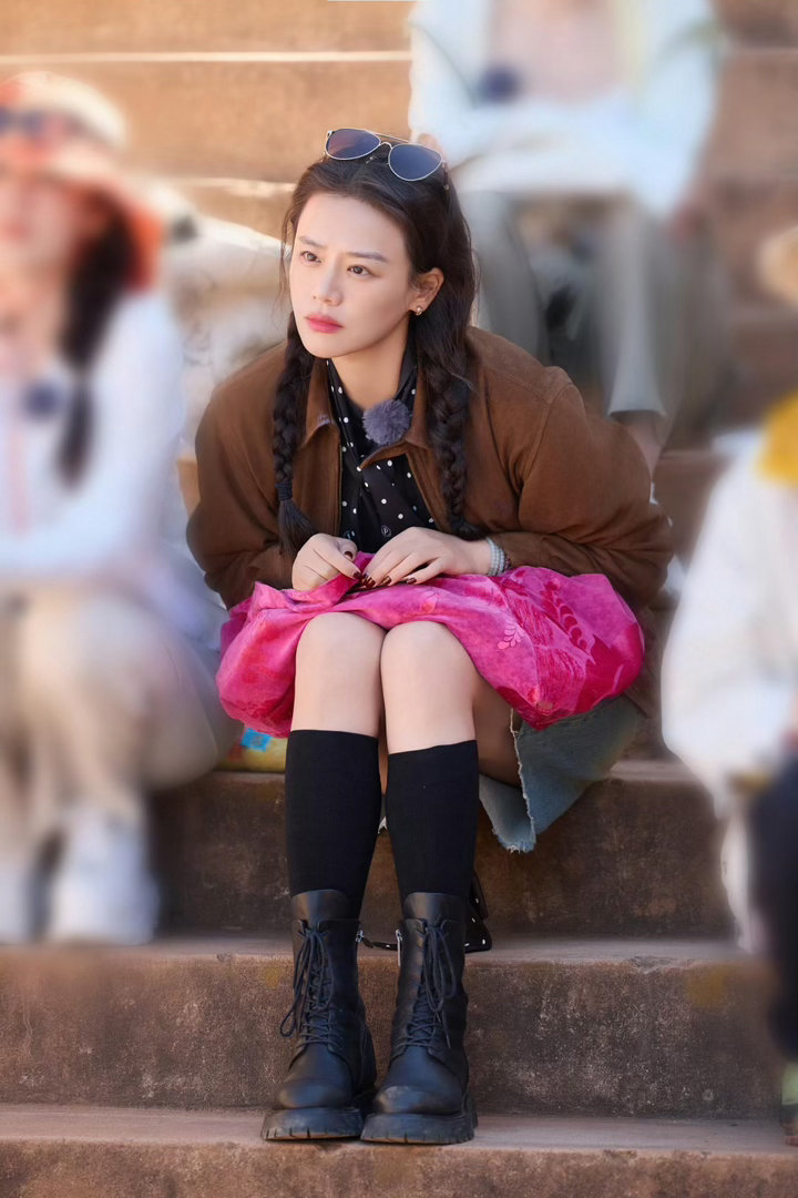 马思纯马思纯旅拍状态马思纯又出去玩了！花海里顶着慵懒卷发随性一笑的样子，真的让