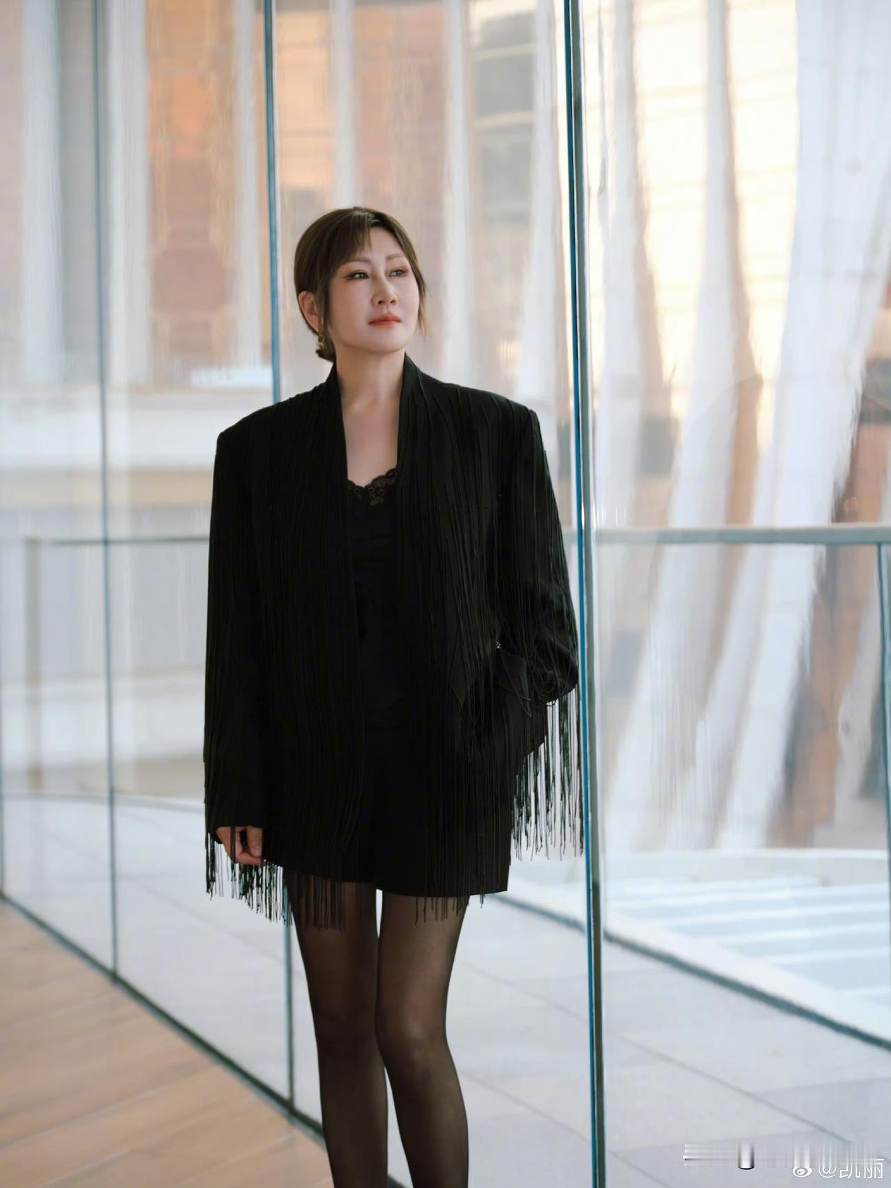 比闫妮更让人绝望的人出现了，她就是62岁的张凯丽。什么身材发福，脸部皮肤松弛