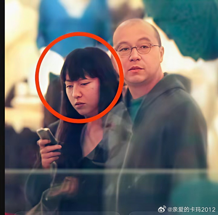 窦唯有妻子，叫陈冉，曾经是窦唯的铁杆粉丝。当年窦唯烧卓伟汽车的时候，被警察带走，