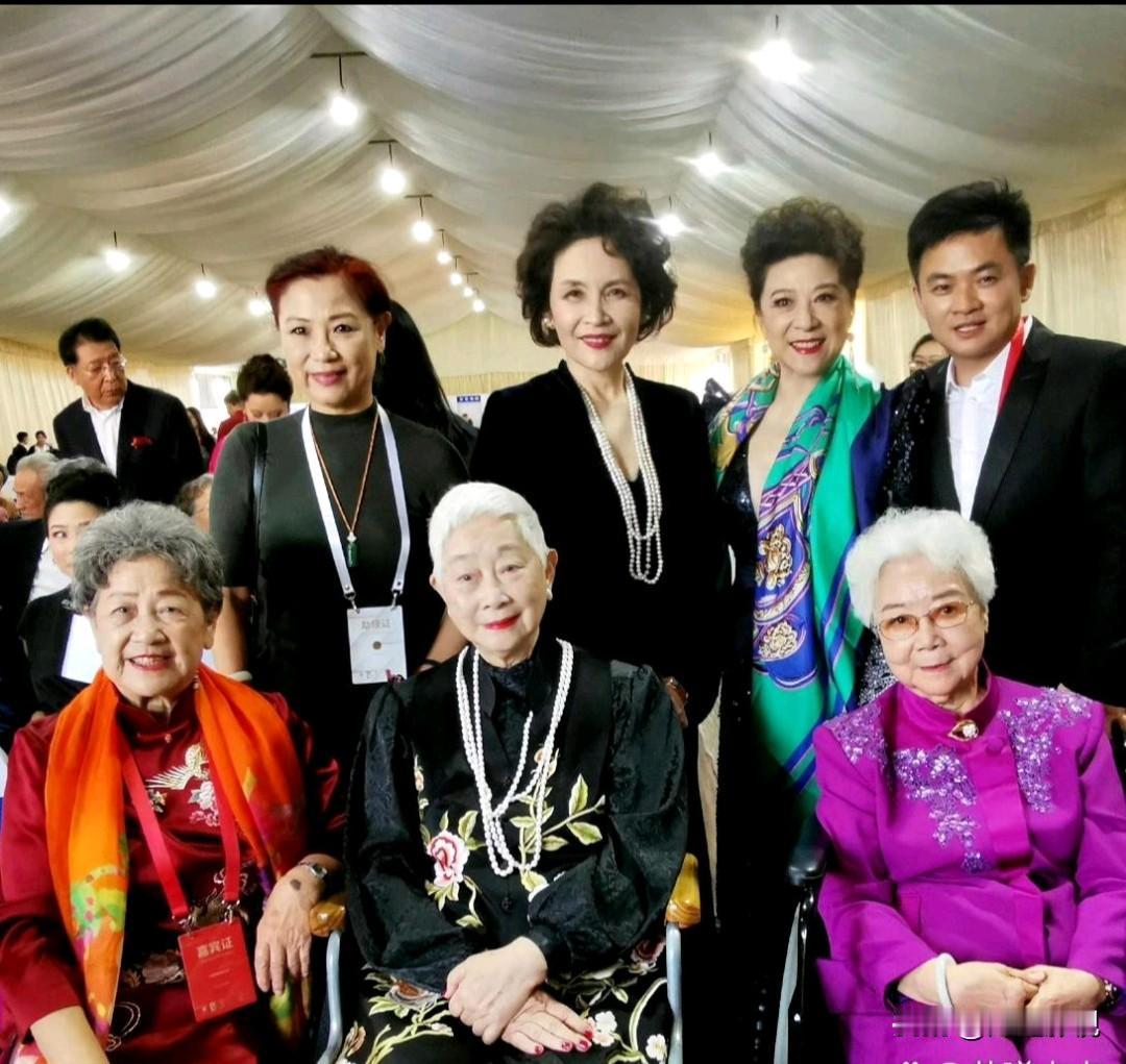 后排就认得出气质优雅的宋晓英、王馥荔，前排左一的是老艺术家陶玉玲，最右边的是田华