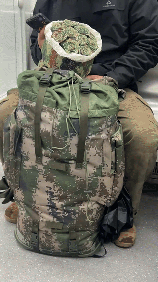 地铁上拍到一位退伍老兵。他身边带着一个很大的背包，里面应该装的都是他从部队里带