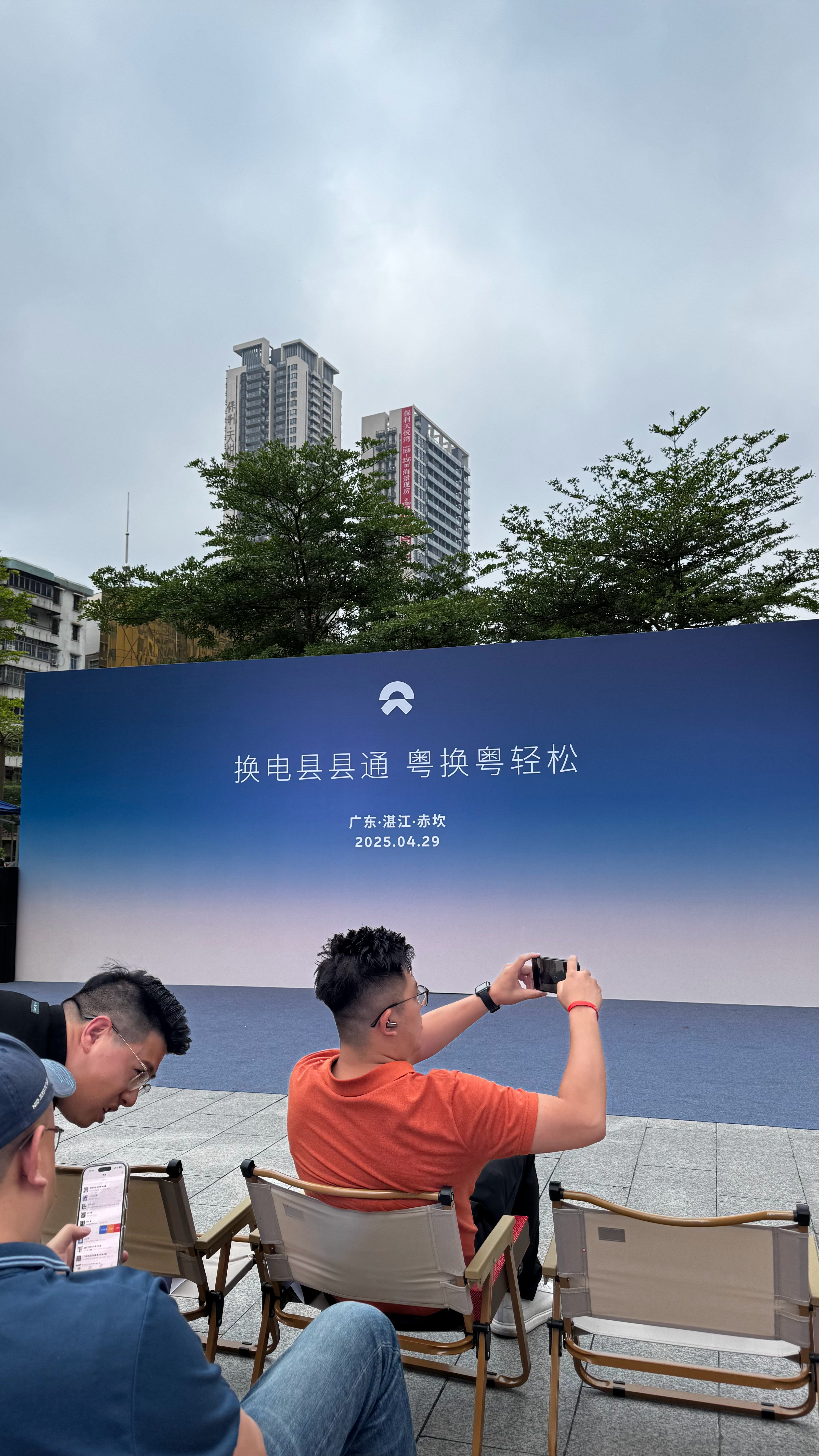 全新的四代站，我们在现场打卡。一会儿斌哥和沈博就来啦！广东换电县县通每个县都有蔚
