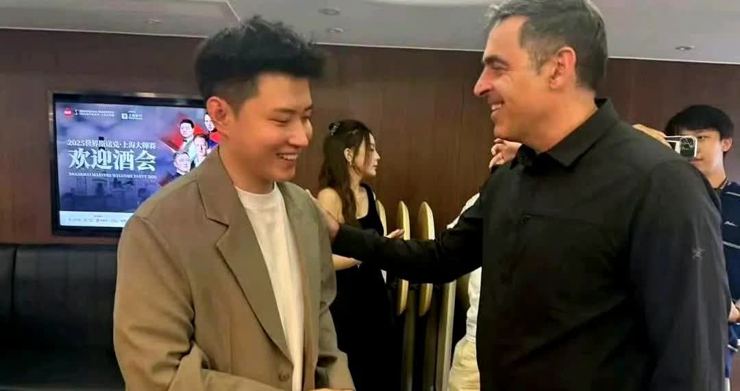 2025斯诺克上海大师赛，“师徒”再相遇。新科世锦赛冠军在苍穹霸主面前有点害羞，