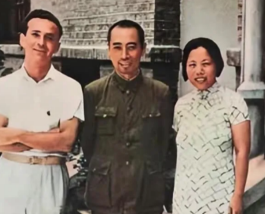 1937年，斯诺护送邓颖超去天津，邓颖超扮成女佣，走在斯诺后面。到日军岗哨时，斯