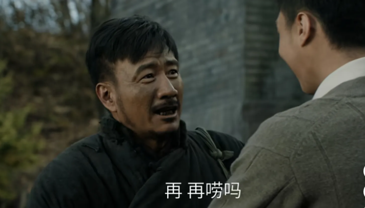 《归队》第13集预告：鲁长山可算来到田小贵家了！俩人一照面就来了个熊抱，鲁长山却
