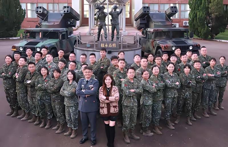 这次集体亮相出场的是防空营，这种防空车，放在三十年前，肯定打不过你，但是回转一看