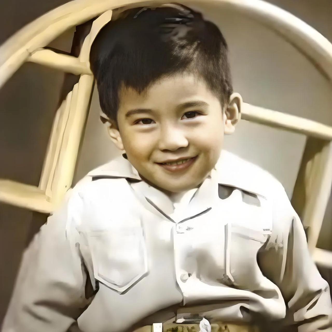 50年代，秦汉小的时候，一张珍贵的留影，从小气质也非常出众，他以温文尔雅、阳光般