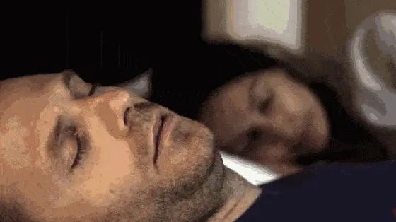 男女“完事”后的状态差异，真不是开玩笑说的！男的一躺床上就呼呼大睡了，女的却