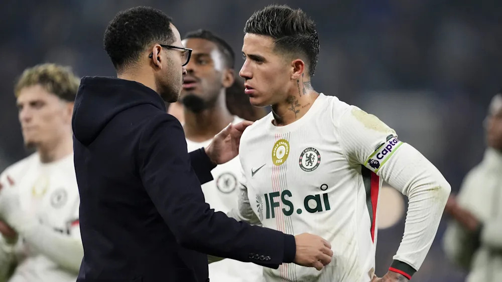 恩佐同切尔西合同还剩6年！在球队近期处境不佳的情况下，恩佐连续2次接受采访时向皇