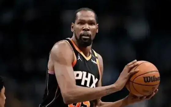 火箭要交易等赛季中期好了。现在交易完全是自乱阵脚。杜兰特的年龄和健康问题使得马刺