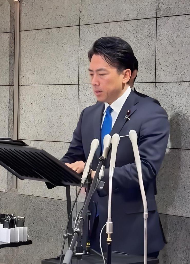 没想到最先玩脱的不是高市早苗，而是小泉进次郎！自从“雷达照射”证据录音曝光之后