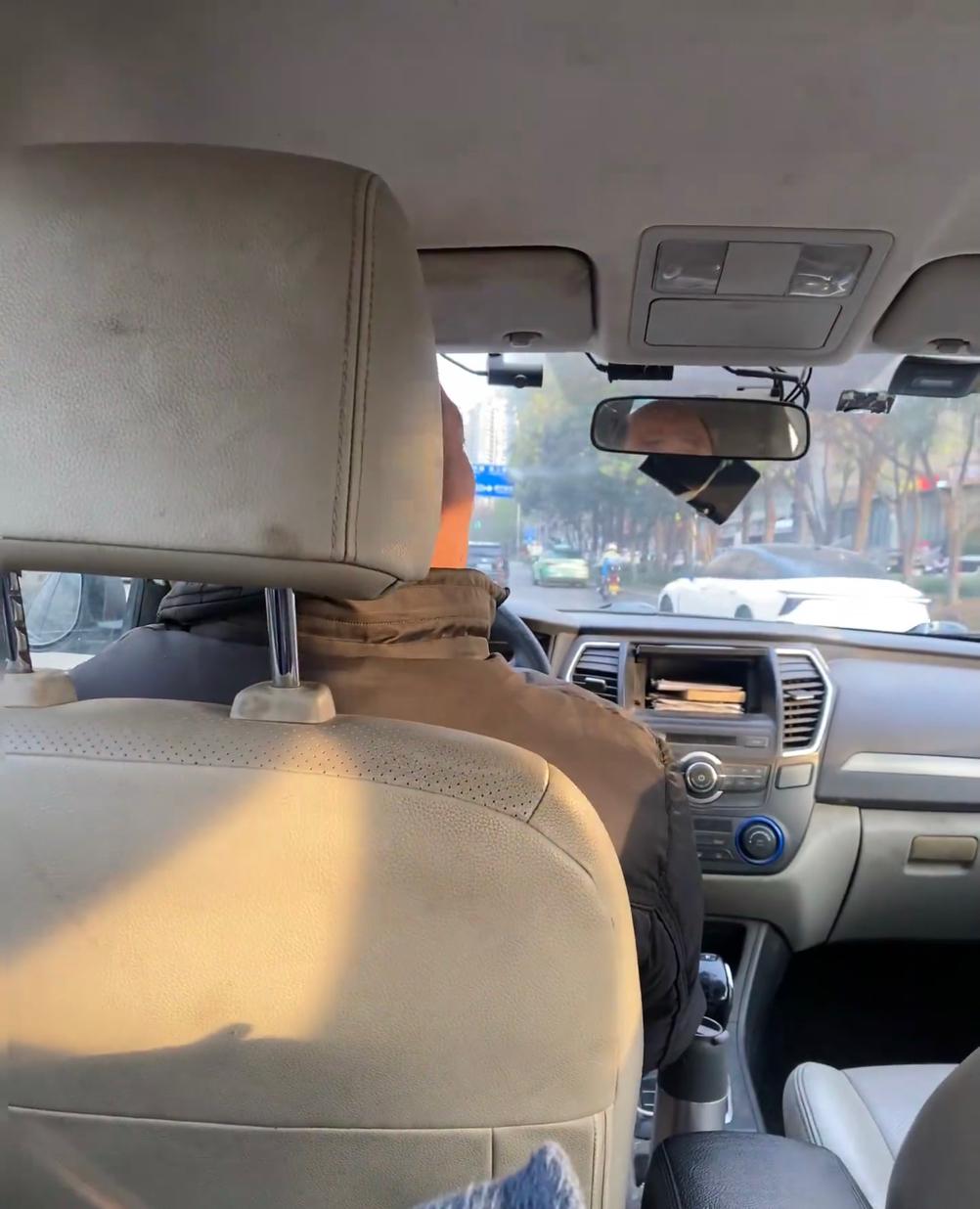 网约车这活儿，说好跑也能挣着钱，说难跑能让你天天想撂挑子。早高峰时最爽，单子