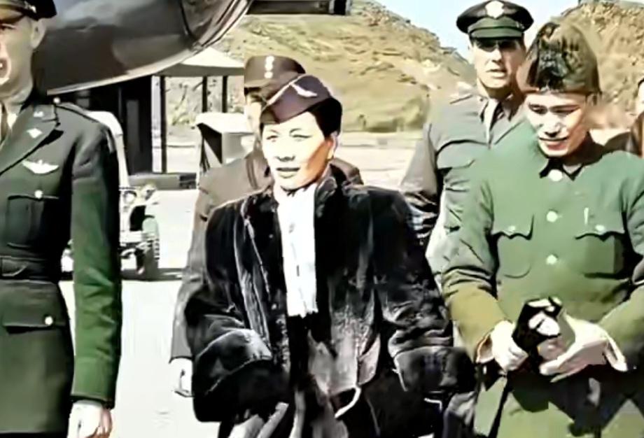 民国时期大名鼎鼎的宋氏三姐妹，长姐权力欲强，二姐是真不错，但最小的宋美龄却是一个