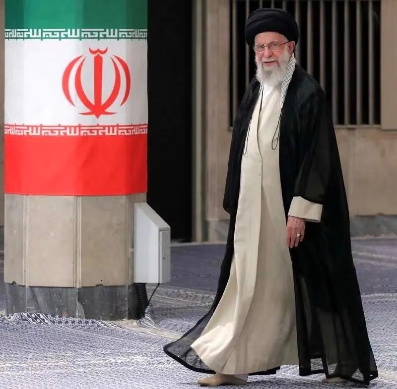 *突发！大批武装分子围攻哈梅内伊官邸，超100人被当街击毙？当地时间2月2