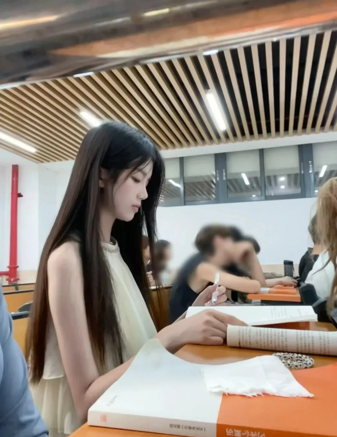 旁边坐一个这样的女同学，你会好好听课吗？