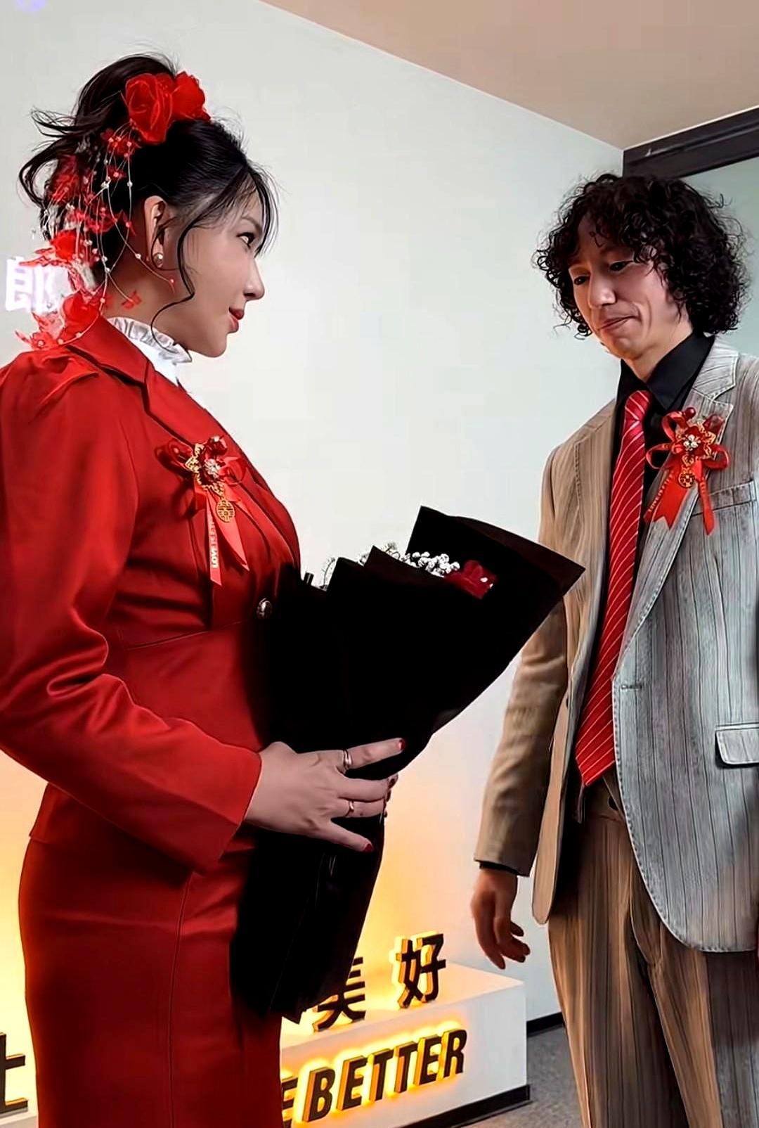 **黄金三行**昔日镜头前披婚纱喊“老公”的女演员，如今对着全网镜头讨要一碗饺