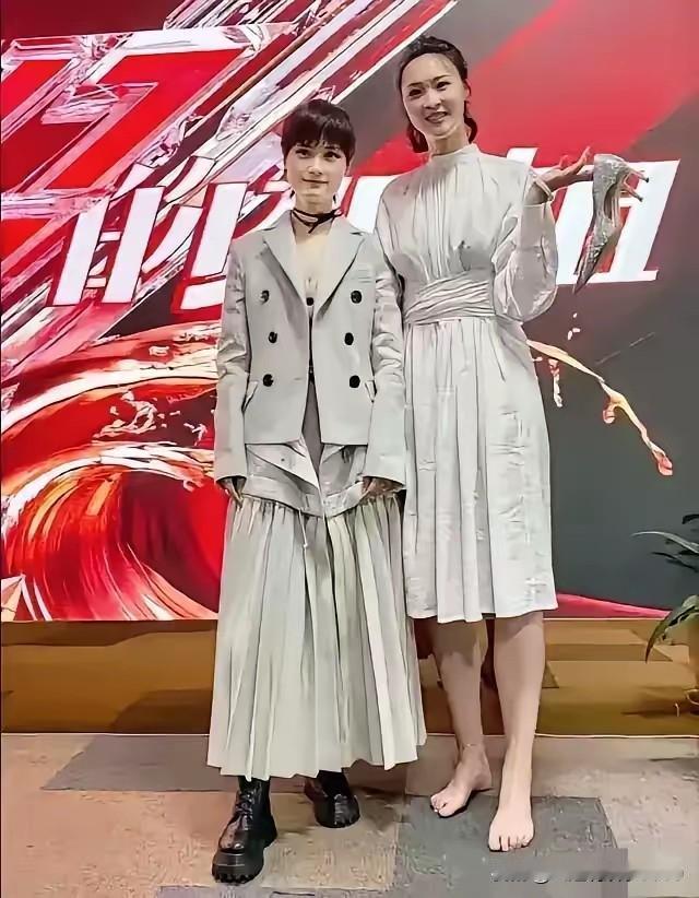 李宇春身高1米75，个子已经挺高的了，但站在她身边的女人更高，不穿鞋子都比李宇春