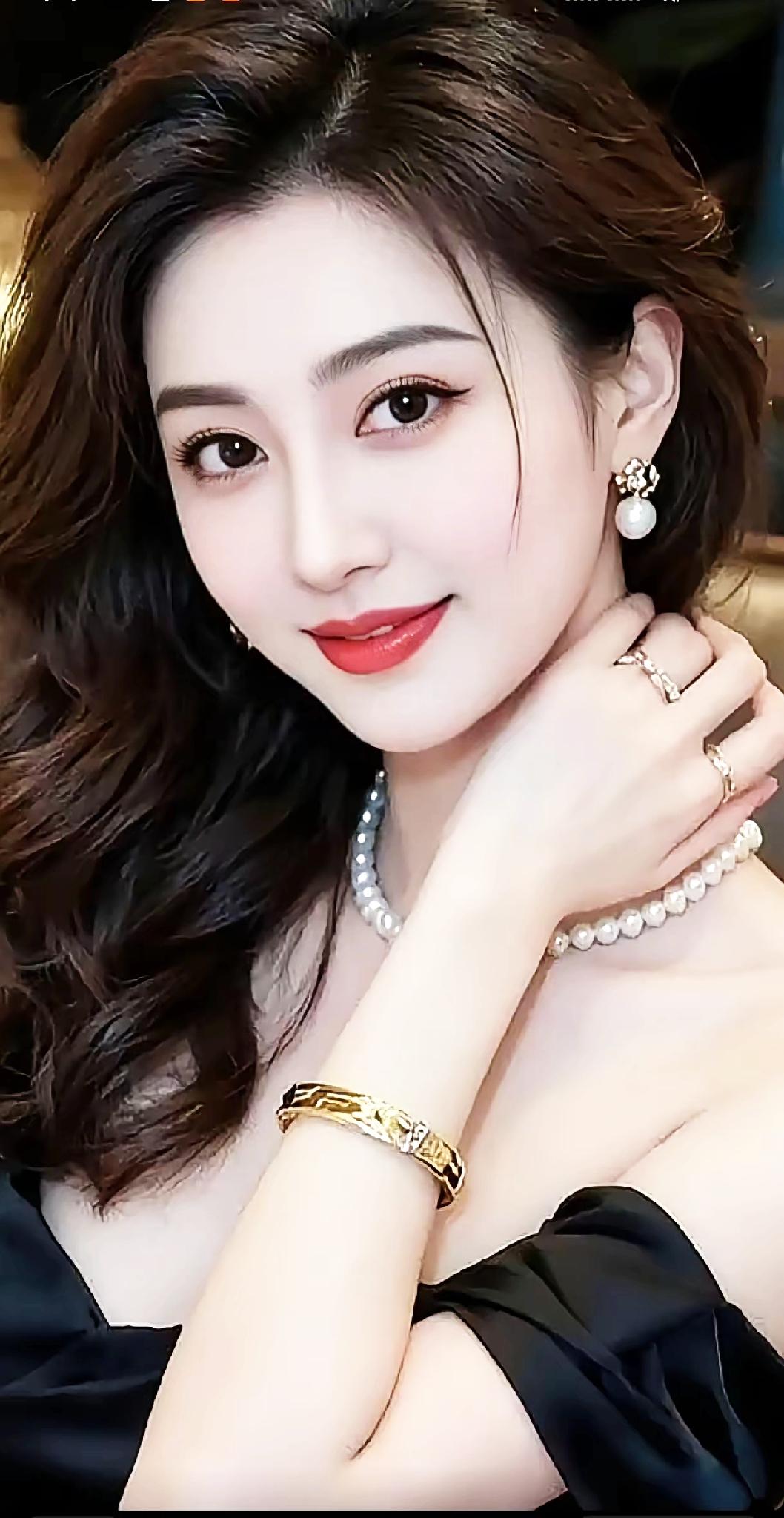 优雅气质，珍珠与金饰的完美搭配，尽显女性魅力！