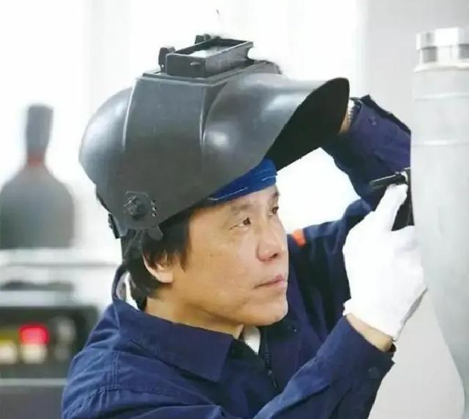 火箭发动机上出现了200多处裂纹，许多专家果断地说这个焊接不合格。然而，这时一位