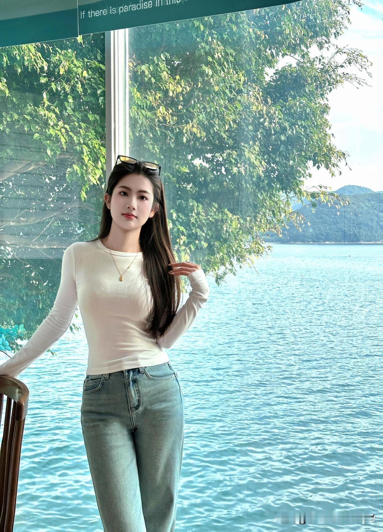 牛仔裤真是时尚界的“万金油”，搭配上合适的配饰，时髦感直接拉满。包包是提升造型