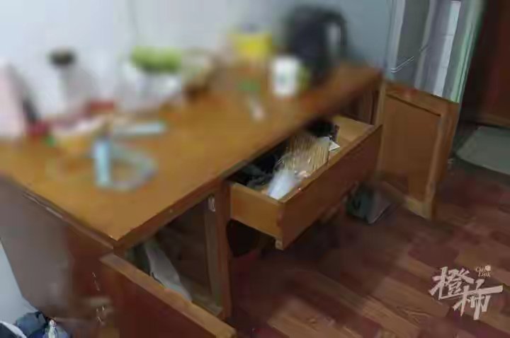 这个案子有意思！陈某今年四十多岁，是一名厨师，他与离异带娃的徐某某是情侣关系，陈某工资全部上交给了女