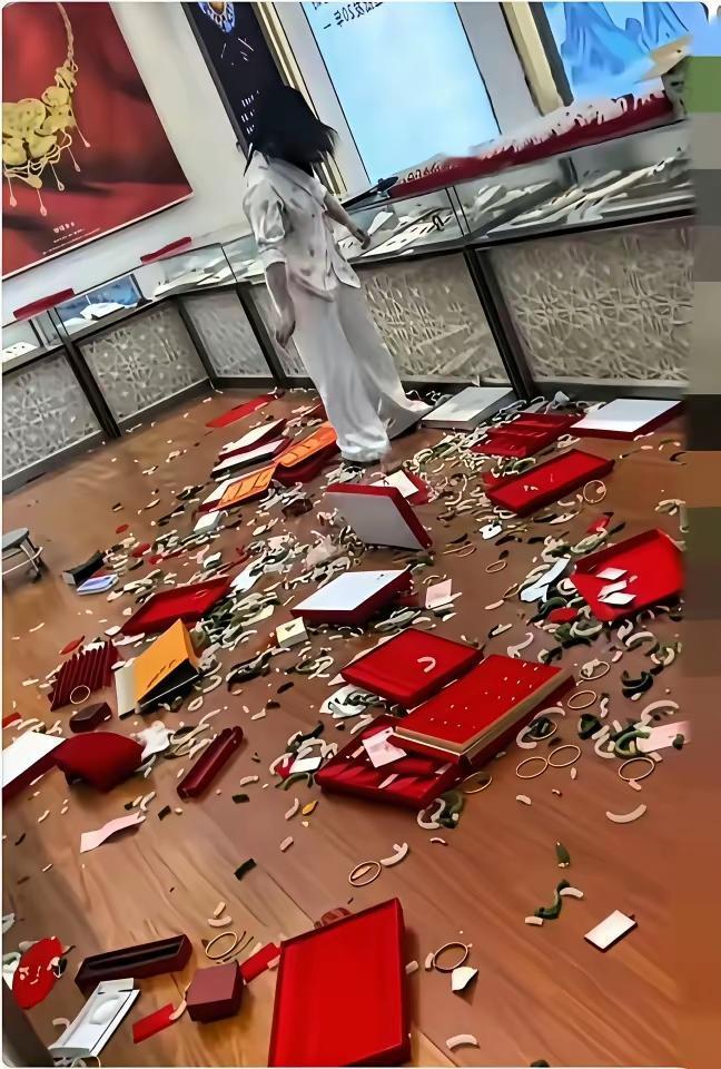 小仙女还以为在演偶像剧？​生气了可以疯狂打砸珠宝，特别解气？反正会有霸总来买单