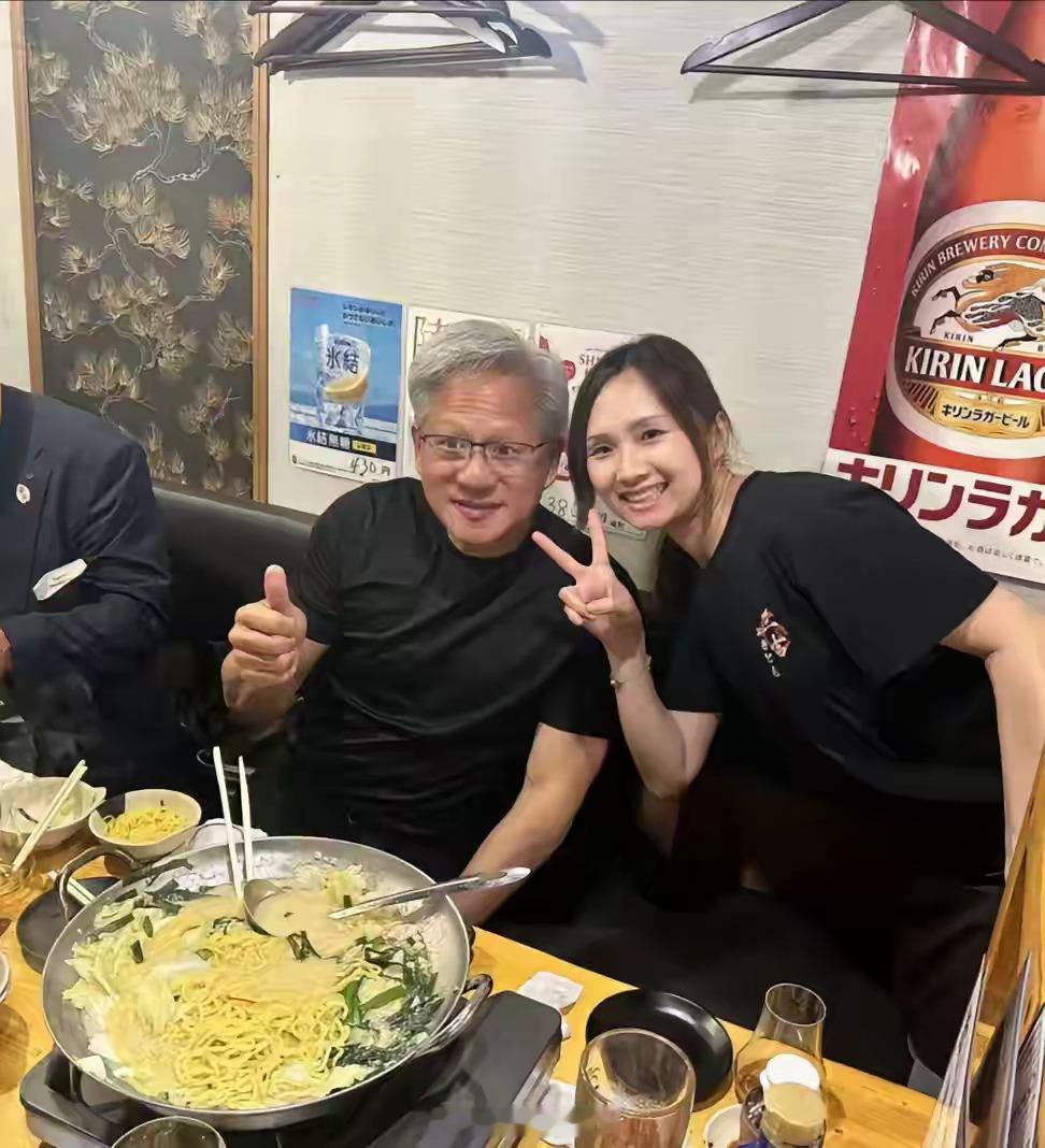 日本路边的小馆子，黄仁勋又吃面。那么喜欢吃面，美国长大的老黄有个“中国胃”。🤣