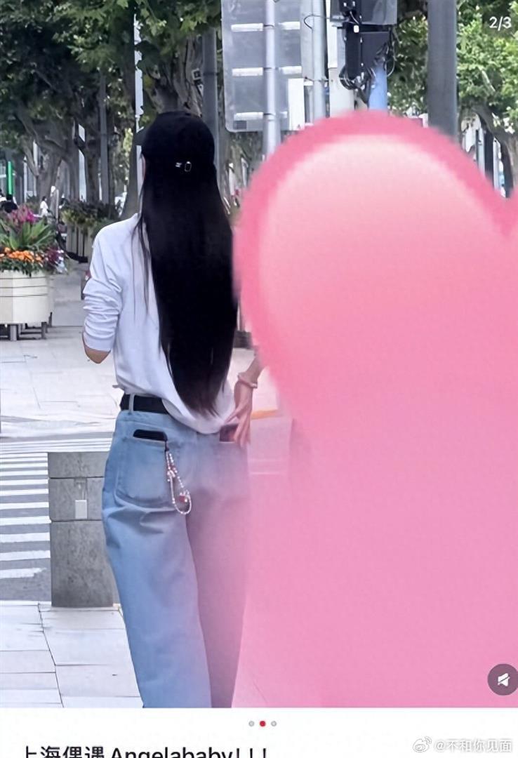 杨颖街头遛娃被偶遇！裤兜塞满三部手机接地气，母子同款长腿瞩目