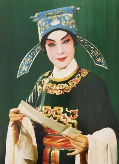 1925年，27岁露兰春伺候完57岁的黄金荣，便泛起恶心去洗手间干呕，擦完嘴巴，