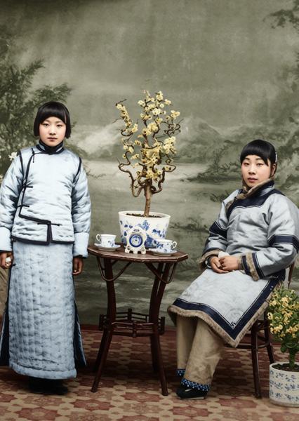 这张照片是清末民国交替时期京城名妓小凤仙（右侧就坐者）与同行小桂的合影小凤仙是