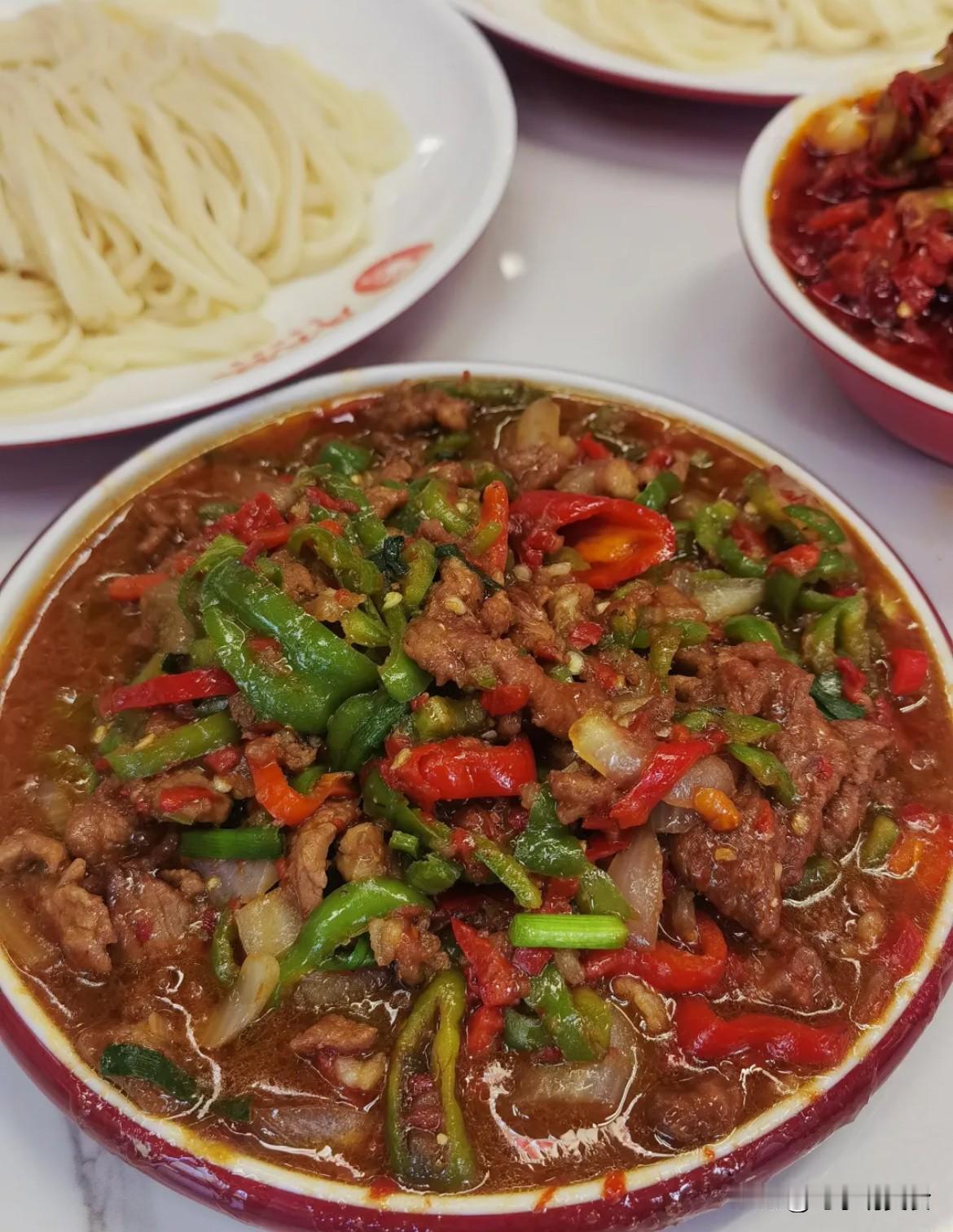 新疆美食那可真是绝了！就说这滚刀肉辣皮子拌面，我觉得它就是拌面界的王者！我以前老