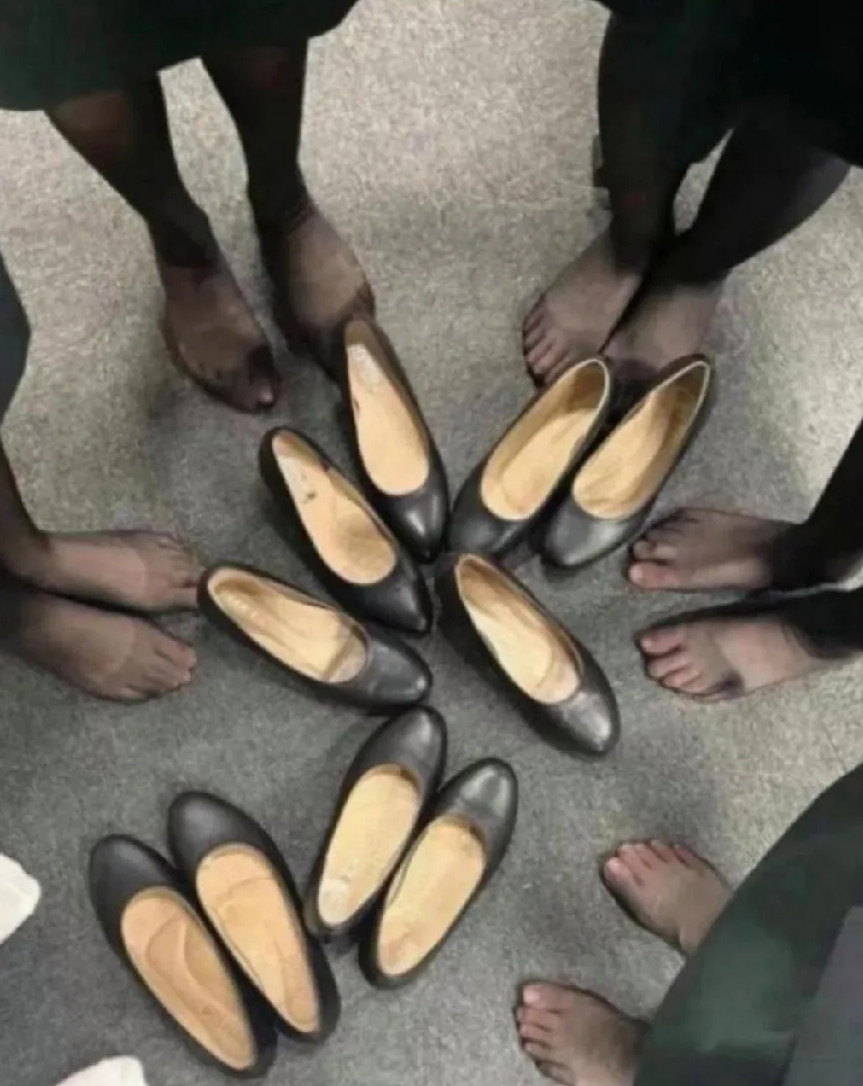 脱掉鞋子后的空姐